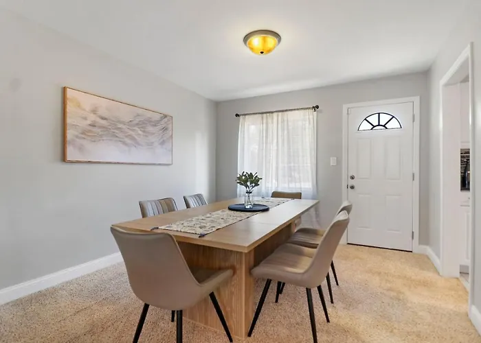 The House Getaway - Game Room, Office & Garage Near Metra & Naperville * Wheaton