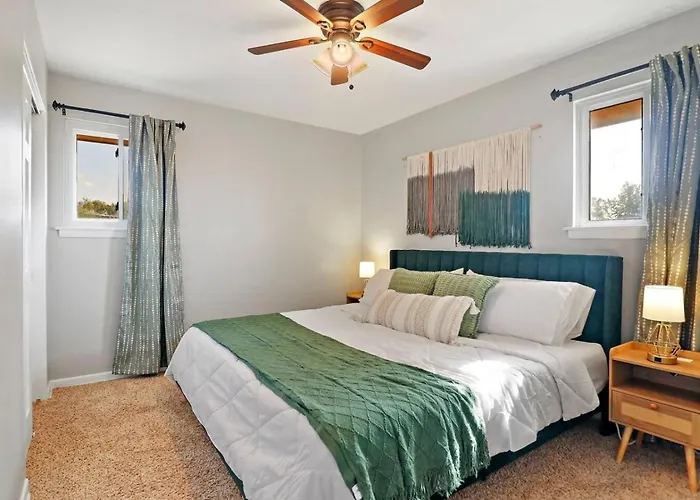 The House Getaway - Game Room, Office & Garage Near Metra & Naperville Holiday home *