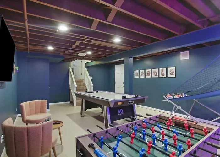 The House Getaway - Game Room, Office & Garage Near Metra & Naperville