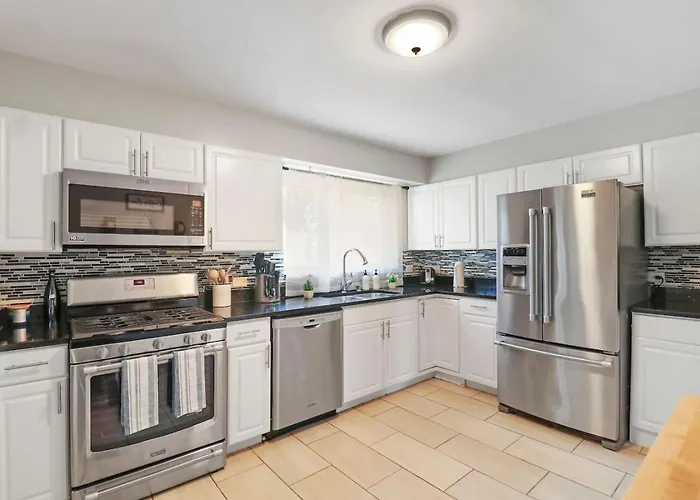 Holiday home The House Getaway - Game Room, Office & Garage Near Metra & Naperville Wheaton