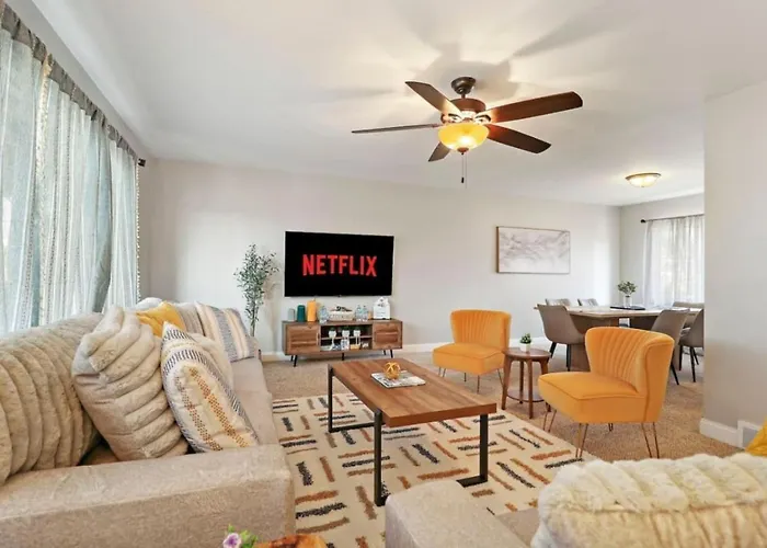 Holiday home The House Getaway - Game Room, Office & Garage Near Metra & Naperville