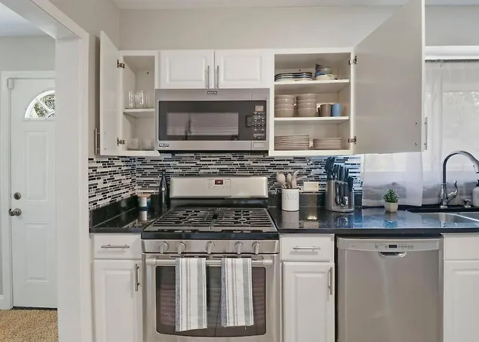 Holiday home The House Getaway - Game Room, Office & Garage Near Metra & Naperville