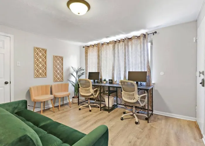 The House Getaway - Game Room, Office & Garage Near Metra & Naperville Wheaton