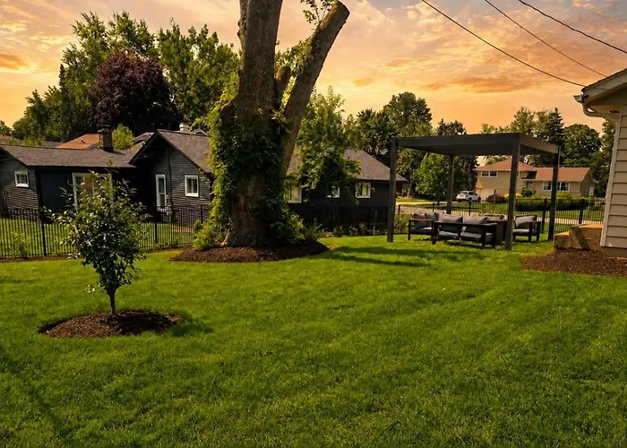 The House Getaway - Game Room, Office & Garage Near Metra & Naperville Holiday home Wheaton