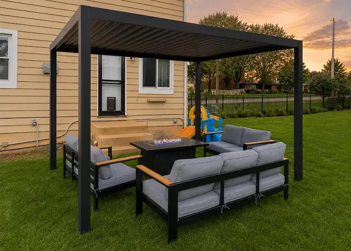 The House Getaway - Game Room, Office & Garage Near Metra & Naperville *