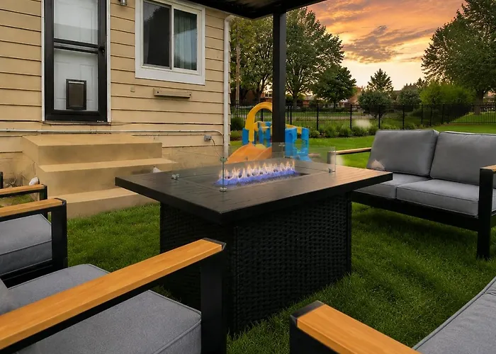 The House Getaway - Game Room, Office & Garage Near Metra & Naperville Holiday home Wheaton