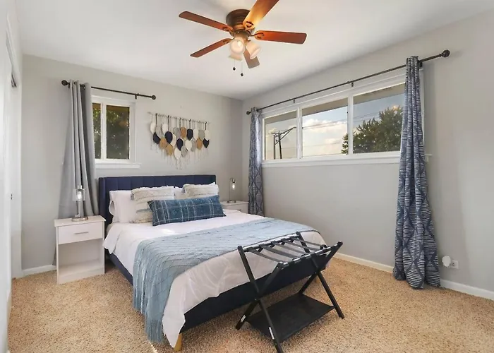 The House Getaway - Game Room, Office & Garage Near Metra & Naperville Wheaton