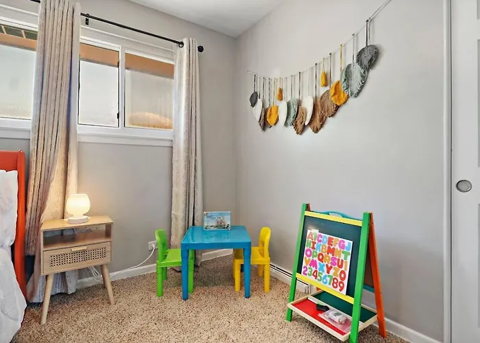 Holiday home The House Getaway - Game Room, Office & Garage Near Metra & Naperville