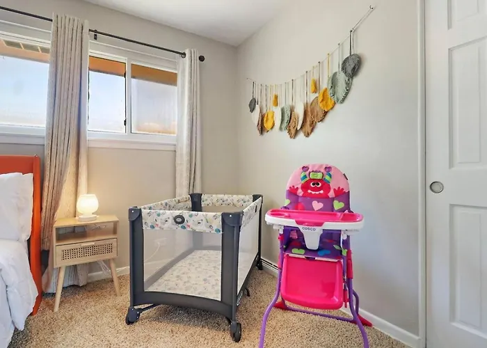 Holiday home The House Getaway - Game Room, Office & Garage Near Metra & Naperville *