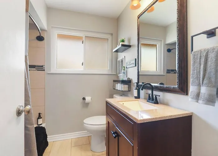 The House Getaway - Game Room, Office & Garage Near Metra & Naperville Holiday home *