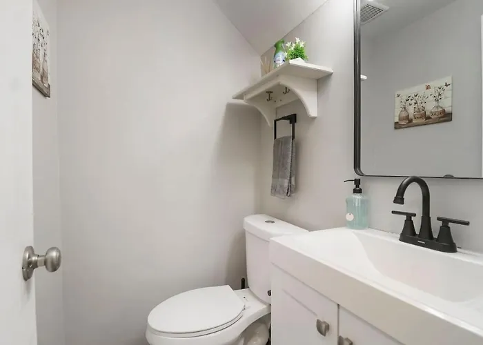The House Getaway - Game Room, Office & Garage Near Metra & Naperville Holiday home *