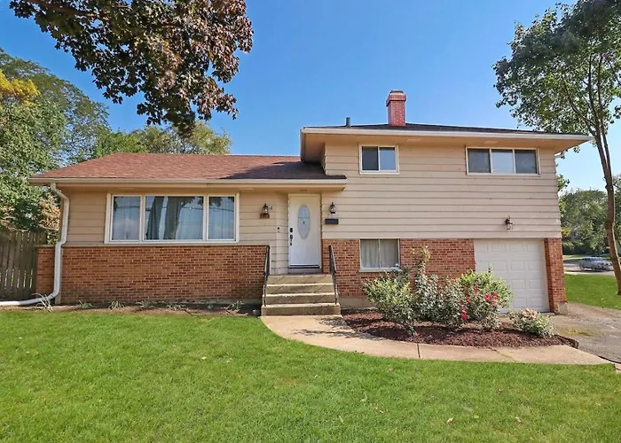 The House Getaway - Game Room, Office & Garage Near Metra & Naperville Wheaton