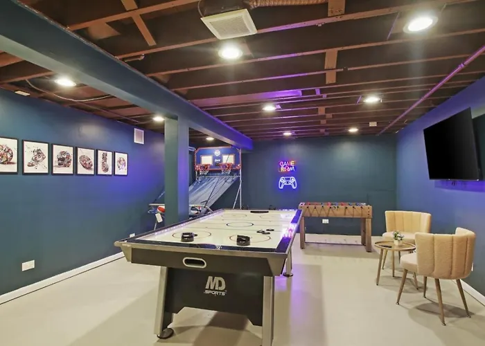 The House Getaway - Game Room, Office & Garage Near Metra & Naperville *