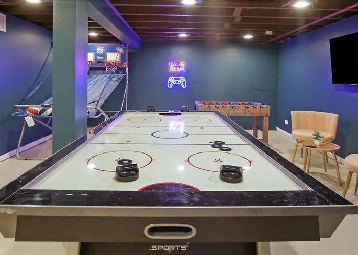 The House Getaway - Game Room, Office & Garage Near Metra & Naperville Holiday home *