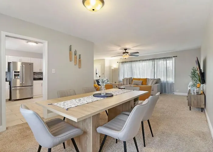 The House Getaway - Game Room, Office & Garage Near Metra & Naperville * Wheaton