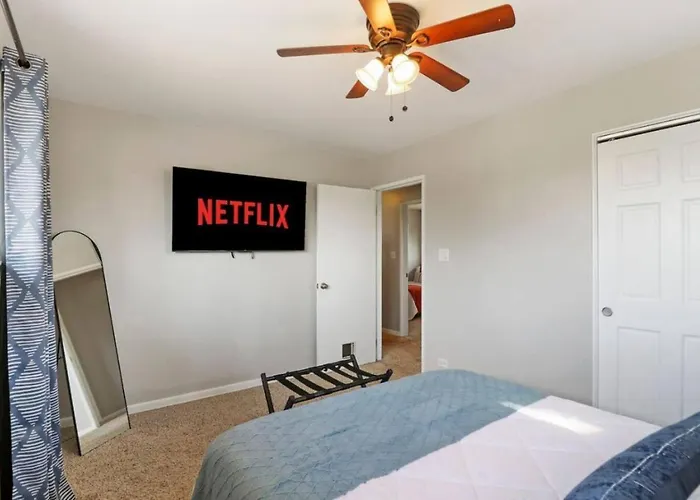 The House Getaway - Game Room, Office & Garage Near Metra & Naperville * Wheaton