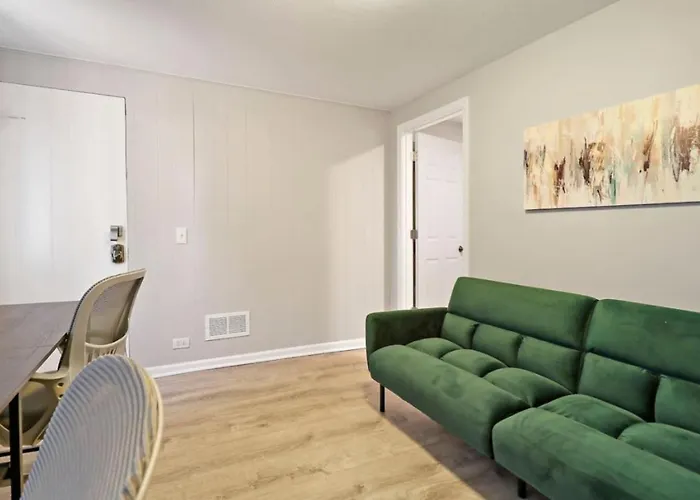 The House Getaway - Game Room, Office & Garage Near Metra & Naperville
