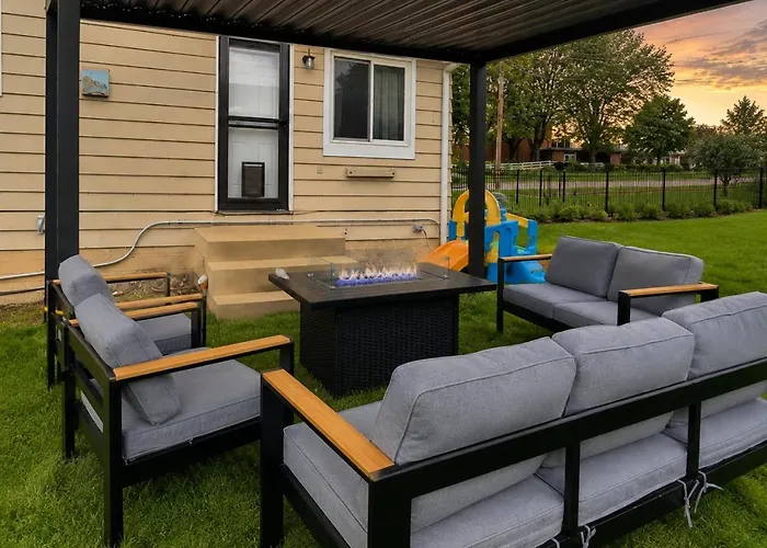 Holiday home The House Getaway - Game Room, Office & Garage Near Metra & Naperville