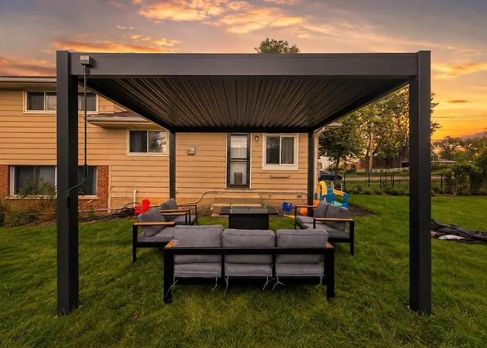 The House Getaway - Game Room, Office & Garage Near Metra & Naperville * Wheaton