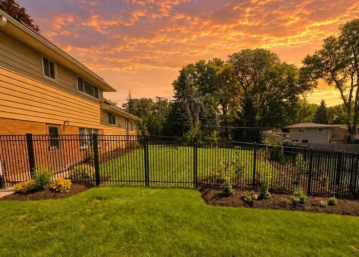 The House Getaway - Game Room, Office & Garage Near Metra & Naperville *